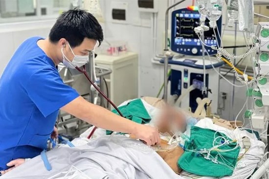 Nhiễm cúm A trong 3 tuần không khỏi, phổi người đàn ông trắng xóa, phải thở máy
