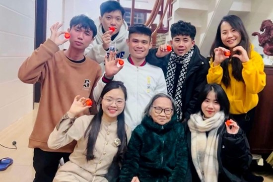 Cụ bà U90 ở Quảng Bình lì xì mỗi cháu 1 chỉ vàng: Câu chuyện phía sau