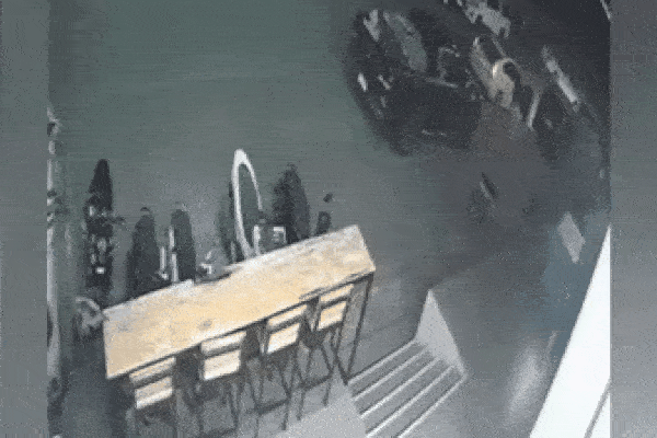 Níu kéo bất thành, nam thanh niên mang lựu đạn giả dọa giết cả nhà người yêu cũ-2