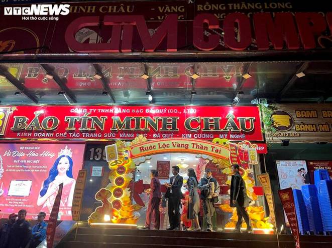 Đội mưa đi mua vàng ngày vía thần Tài từ 3h sáng ở Hà Nội-1