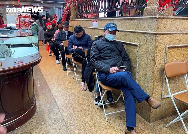 Đội mưa đi mua vàng ngày vía thần Tài từ 3h sáng ở Hà Nội-3
