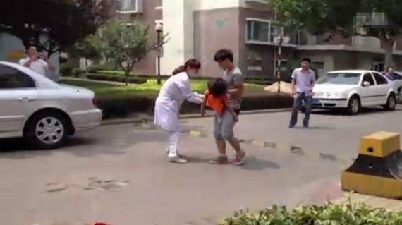 Đâm vào bé gái, nữ tài xế có hành vi phản cảm gây chậm trễ công tác cứu hộ khiến ai nấy đều phẫn nộ-3