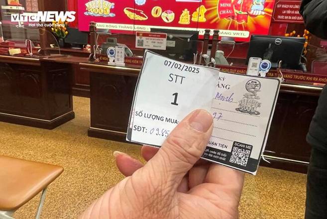 Đội mưa đi mua vàng ngày vía thần Tài từ 3h sáng ở Hà Nội-4