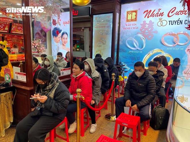 Đội mưa đi mua vàng ngày vía thần Tài từ 3h sáng ở Hà Nội-5