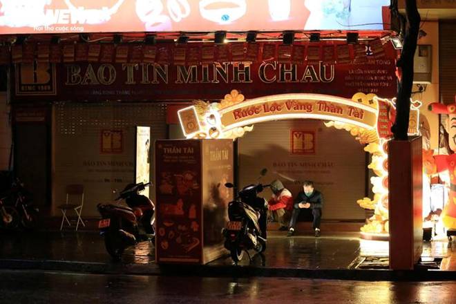 Đội mưa đi mua vàng ngày vía thần Tài từ 3h sáng ở Hà Nội-6