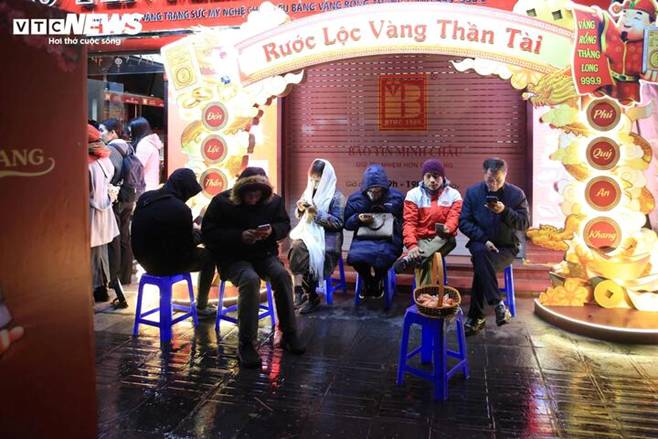 Đội mưa đi mua vàng ngày vía thần Tài từ 3h sáng ở Hà Nội-8