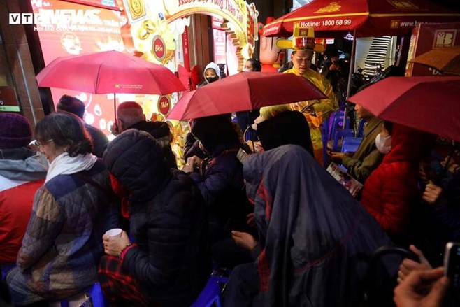 Đội mưa đi mua vàng ngày vía thần Tài từ 3h sáng ở Hà Nội-9