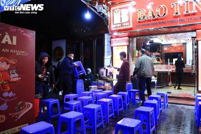 Đội mưa đi mua vàng ngày vía thần Tài từ 3h sáng ở Hà Nội-10