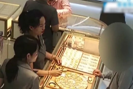 Ra ngân hàng mua 500 gram vàng, ông cụ 60 tuổi bất ngờ bị mời đến đồn cảnh sát: Hành vi phạm tội tinh vi bị chặn đứng
