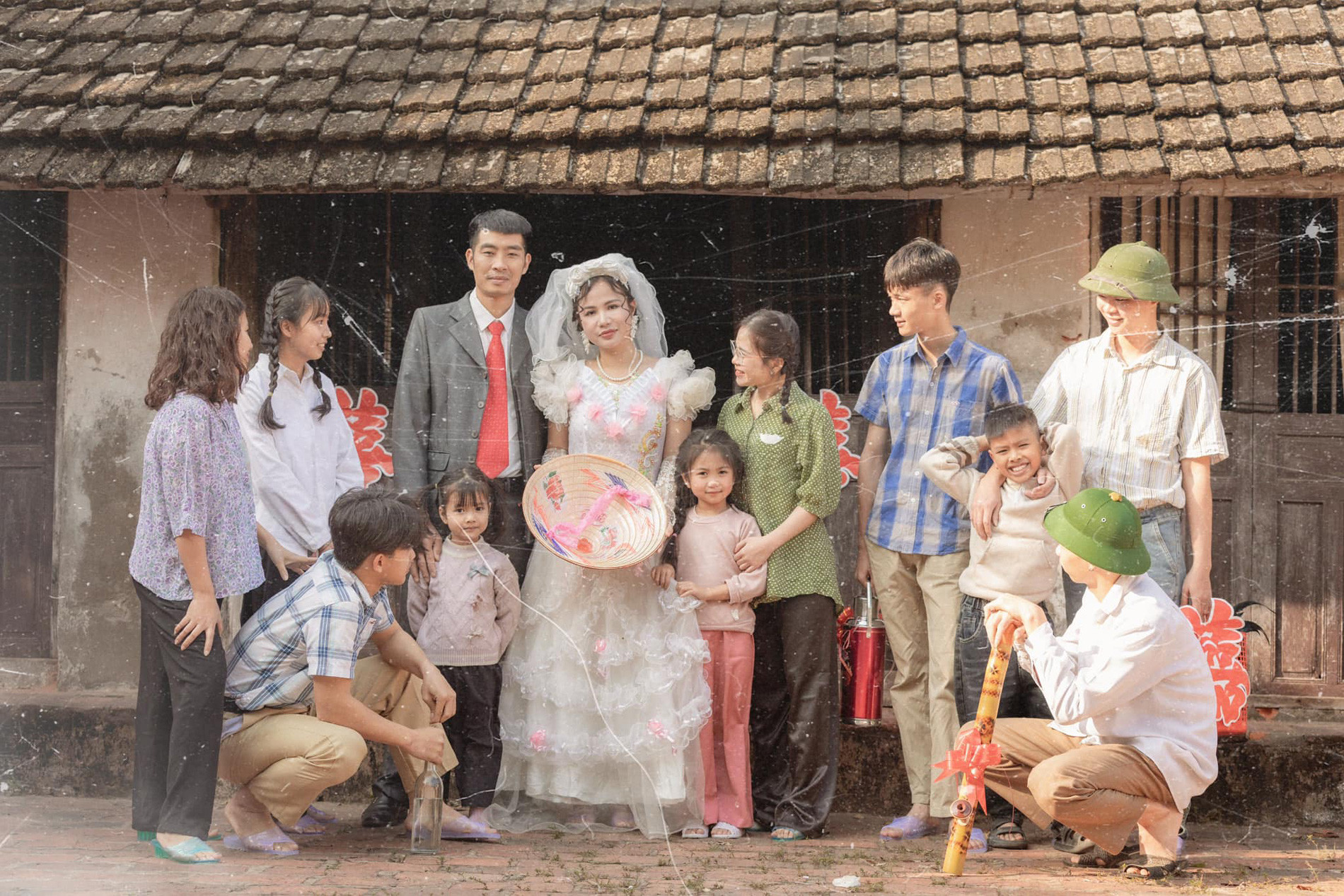 Bộ ảnh cưới thập niên 90 của cô giáo dạy văn được dân mạng khen nức nở-1