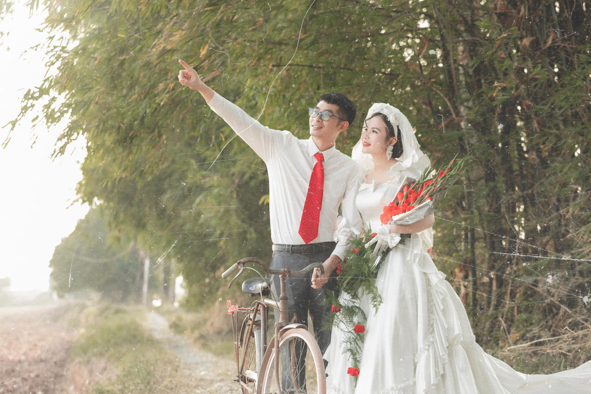 Bộ ảnh cưới thập niên 90 của cô giáo dạy văn được dân mạng khen nức nở-3