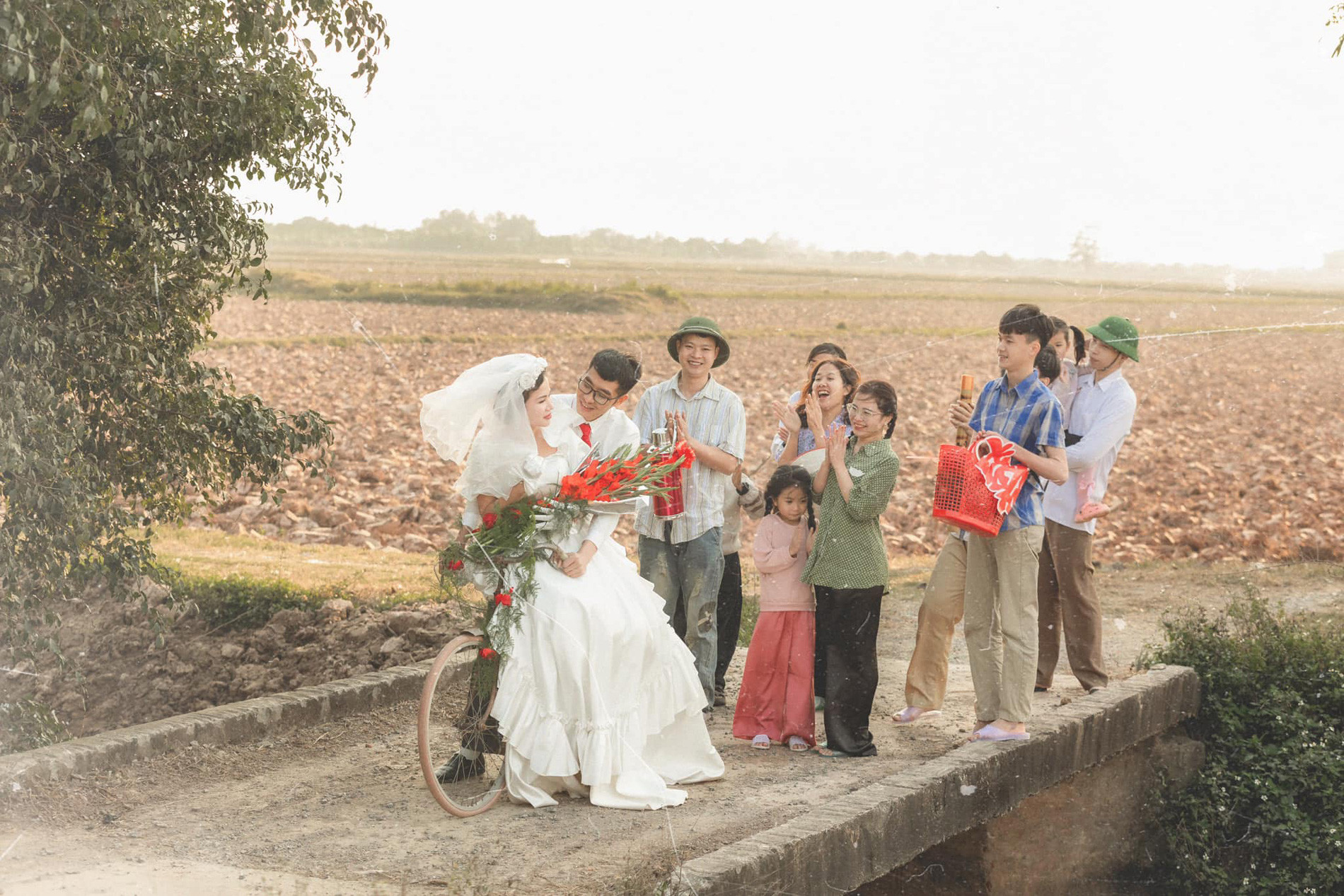 Bộ ảnh cưới thập niên 90 của cô giáo dạy văn được dân mạng khen nức nở-4