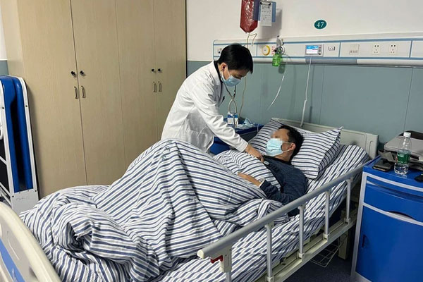 Khám đau họng ra ung thư dạ dày giai đoạn cuối, người đàn ông tức giận ném 2 thủ phạm” trong bếp ra đường-1