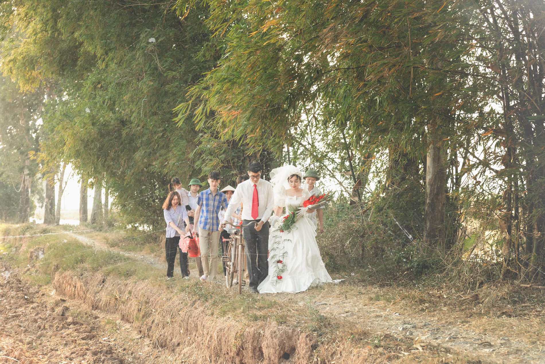 Bộ ảnh cưới thập niên 90 của cô giáo dạy văn được dân mạng khen nức nở-5