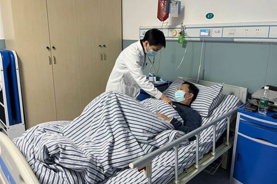 Khám đau họng ra ung thư dạ dày giai đoạn cuối, người đàn ông tức giận ném 2 “thủ phạm” trong bếp ra đường