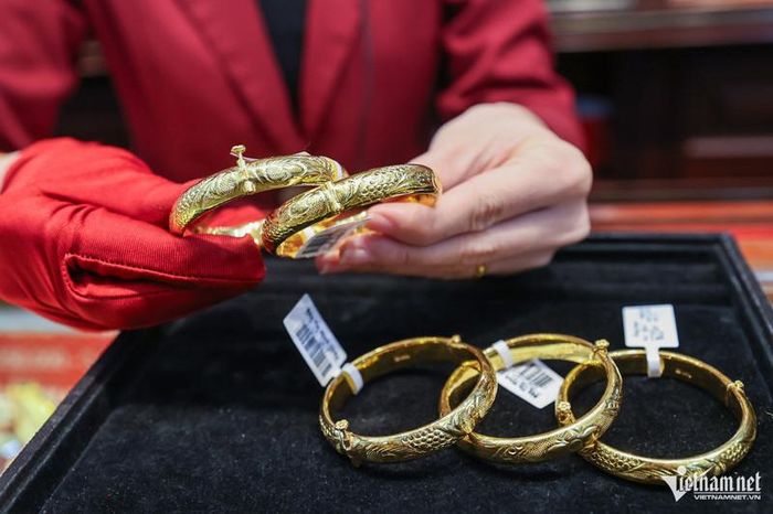 Bị chê dở vì mua vàng ngày Thần Tài, 10 năm sau cô gái khiến tất cả ngỡ ngàng-1