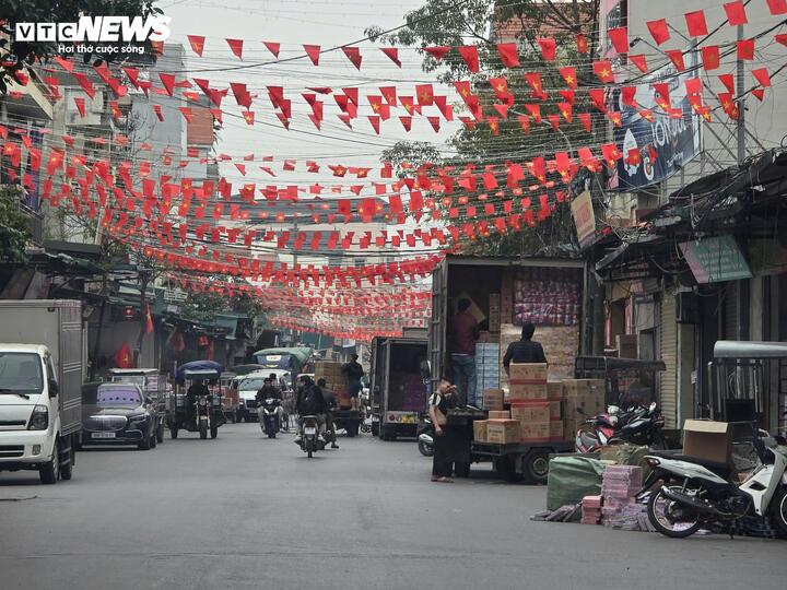 Núi bánh kẹo lạ bị xả giữa làng: Siết chặt quản lý thị trường tại La Phù-1