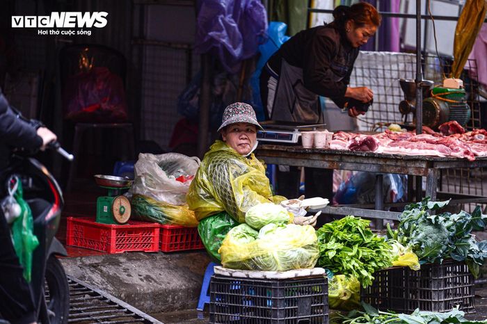 Người lao động ở Hà Nội trùm áo mưa, run rẩy mưu sinh trong giá rét 12°C-10