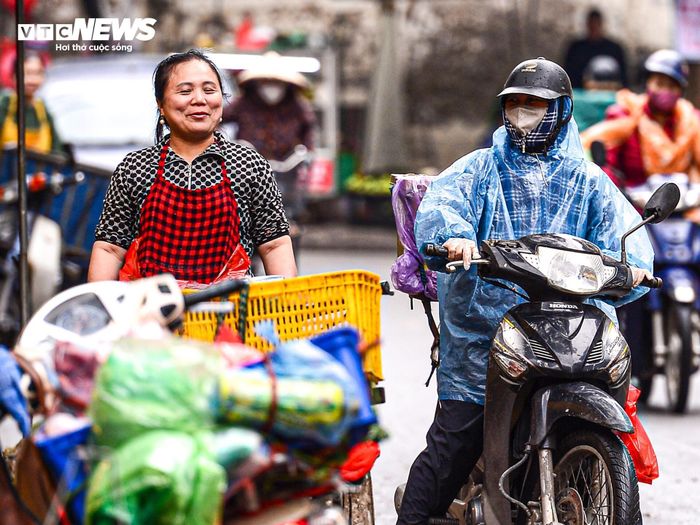 Người lao động ở Hà Nội trùm áo mưa, run rẩy mưu sinh trong giá rét 12°C-3