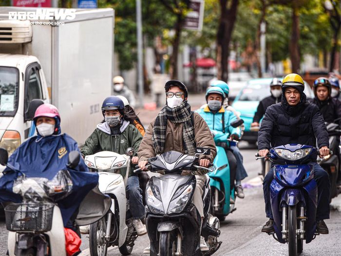 Người lao động ở Hà Nội trùm áo mưa, run rẩy mưu sinh trong giá rét 12°C-12