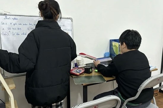 Hiệu trưởng: 'Dạy thêm ôn thi không thu tiền sẽ làm khó giáo viên'