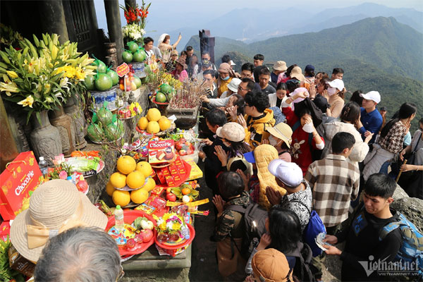 Hàng nghìn người leo bộ lên Yên Tử-27