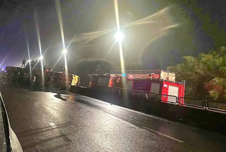 Lật xe khách tại QL1 qua Phú Yên, 3 người chết, nhiều người bị thương-1