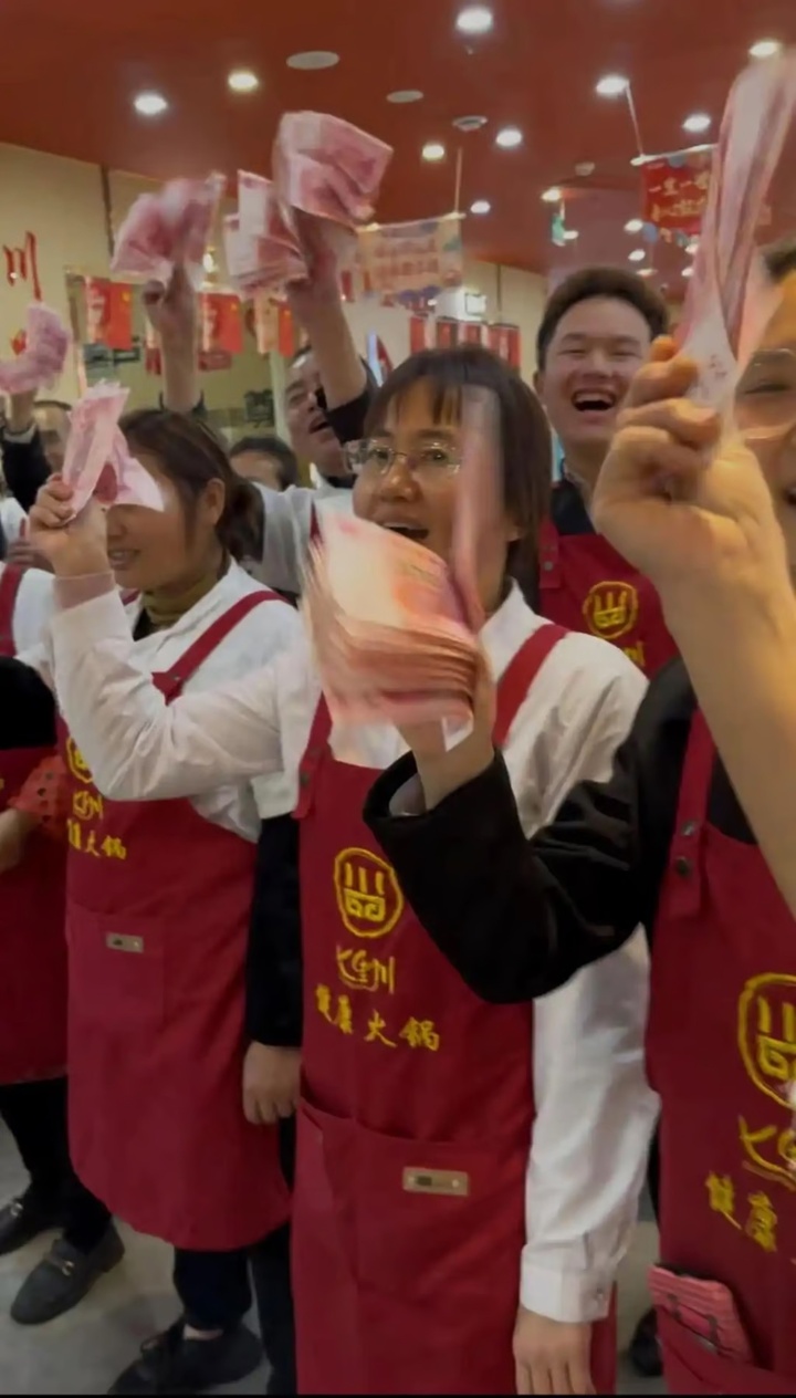 Nhà hàng lẩu chia hơn 1,8 tỷ đồng doanh thu 3 ngày Tết cho nhân viên-2