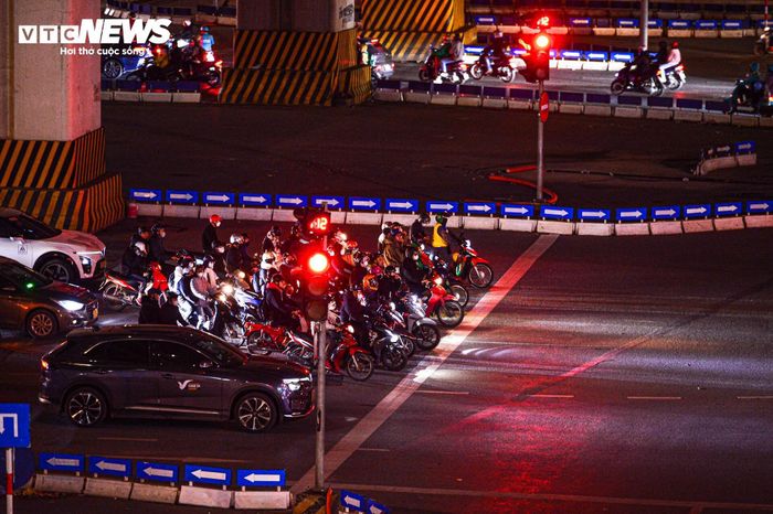 Nửa đêm lạnh 13°C, dân Hà Nội vẫn xếp hàng chờ đèn đỏ đều tăm tắp-4