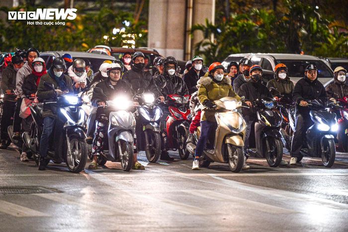 Nửa đêm lạnh 13°C, dân Hà Nội vẫn xếp hàng chờ đèn đỏ đều tăm tắp-6