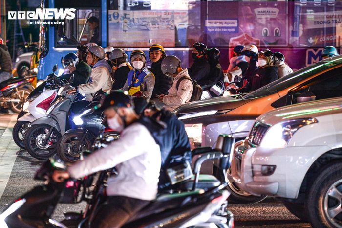 Nửa đêm lạnh 13°C, dân Hà Nội vẫn xếp hàng chờ đèn đỏ đều tăm tắp-9