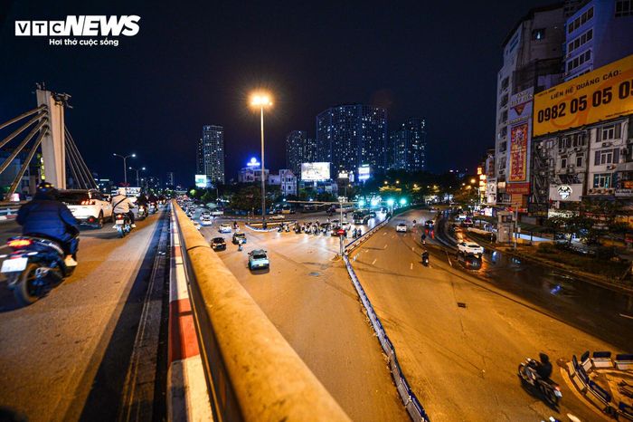Nửa đêm lạnh 13°C, dân Hà Nội vẫn xếp hàng chờ đèn đỏ đều tăm tắp-13