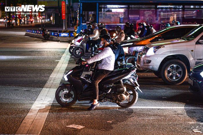 Nửa đêm lạnh 13°C, dân Hà Nội vẫn xếp hàng chờ đèn đỏ đều tăm tắp-5