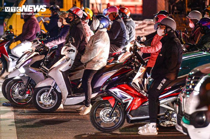 Nửa đêm lạnh 13°C, dân Hà Nội vẫn xếp hàng chờ đèn đỏ đều tăm tắp-10