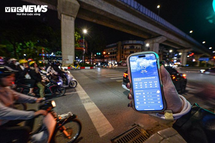 Nửa đêm lạnh 13°C, dân Hà Nội vẫn xếp hàng chờ đèn đỏ đều tăm tắp-2