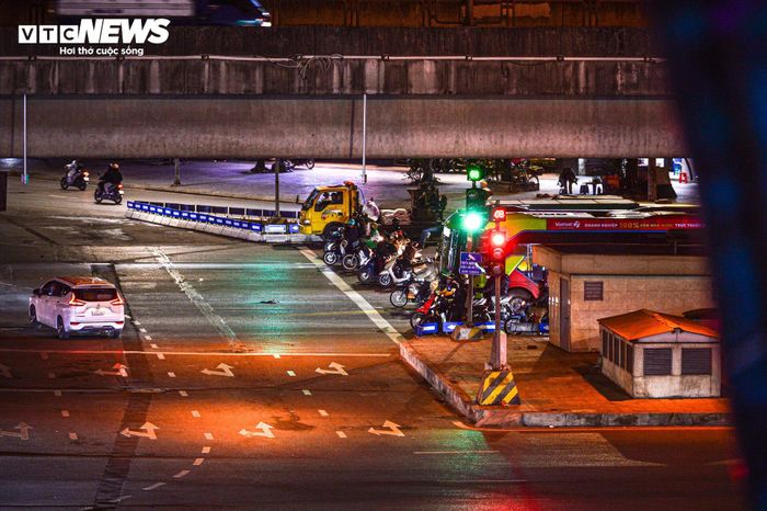 Nửa đêm lạnh 13°C, dân Hà Nội vẫn xếp hàng chờ đèn đỏ đều tăm tắp-3