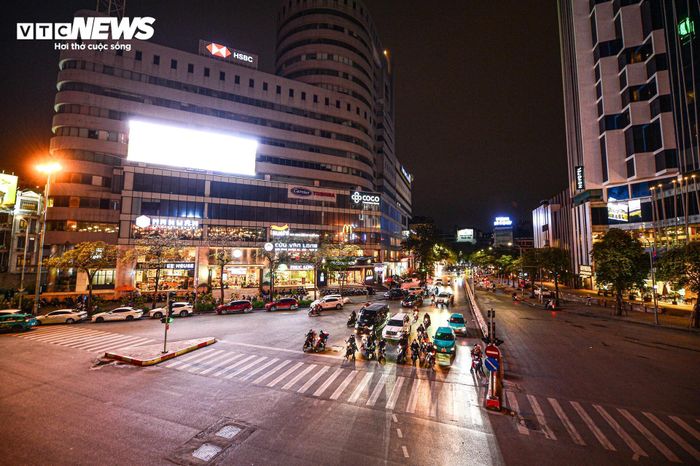 Nửa đêm lạnh 13°C, dân Hà Nội vẫn xếp hàng chờ đèn đỏ đều tăm tắp-12