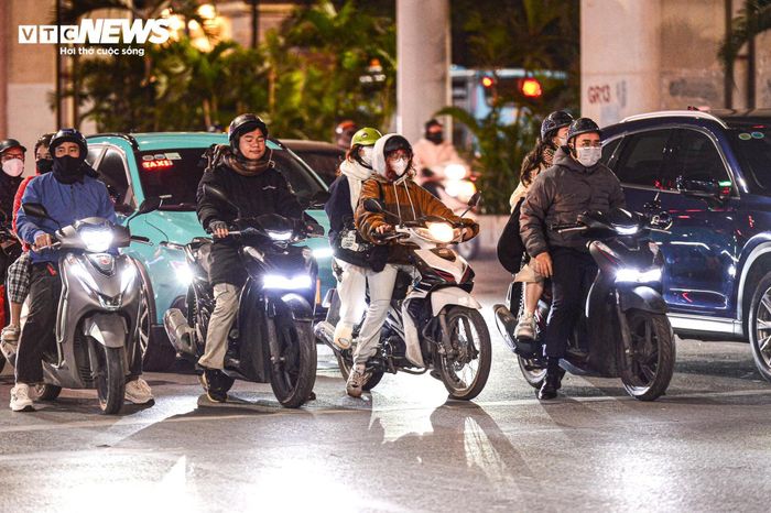 Nửa đêm lạnh 13°C, dân Hà Nội vẫn xếp hàng chờ đèn đỏ đều tăm tắp-7