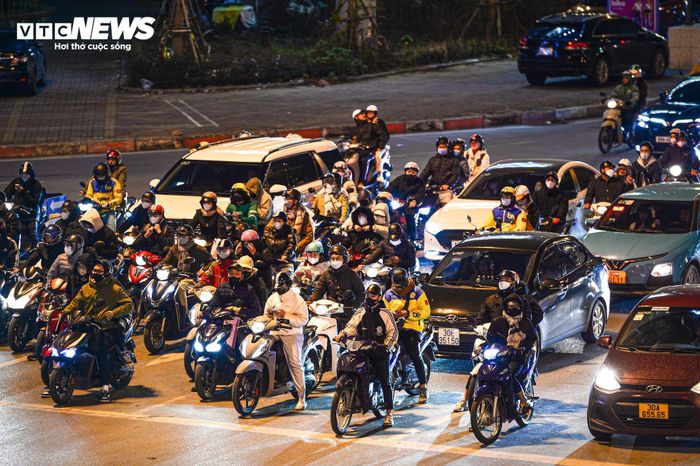 Nửa đêm lạnh 13°C, dân Hà Nội vẫn xếp hàng chờ đèn đỏ đều tăm tắp-8