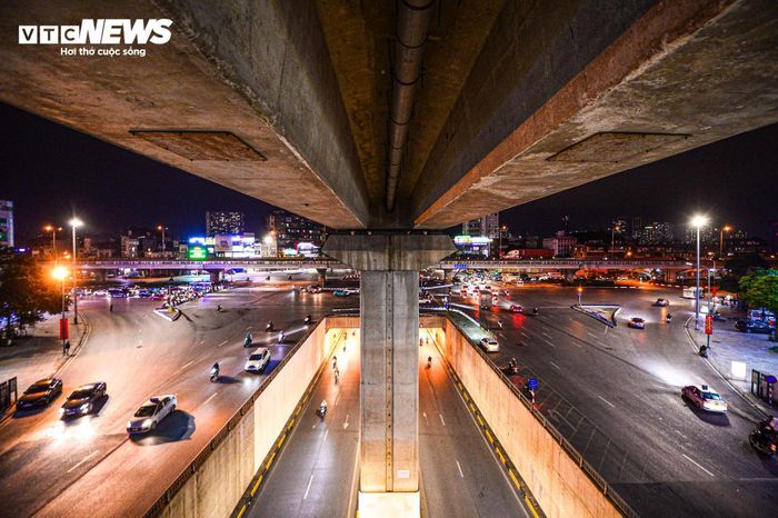 Nửa đêm lạnh 13°C, dân Hà Nội vẫn xếp hàng chờ đèn đỏ đều tăm tắp-1