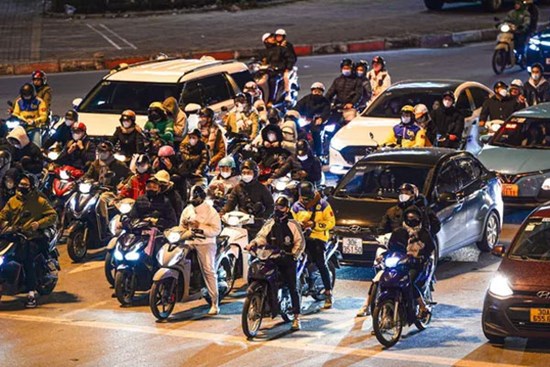 Nửa đêm lạnh 13°C, dân Hà Nội vẫn xếp hàng chờ đèn đỏ đều tăm tắp