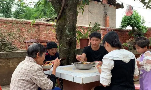 Nam sinh gieo mình xuống sông khi chỉ còn 6 tháng là thi ĐH tiết lộ bi kịch của yêu thương sai cách-1