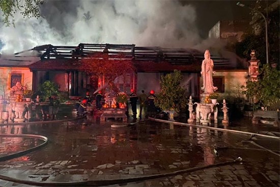 Cháy chùa Vẽ ở Bắc Giang trong đêm, nhiều cổ vật bị thiêu rụi