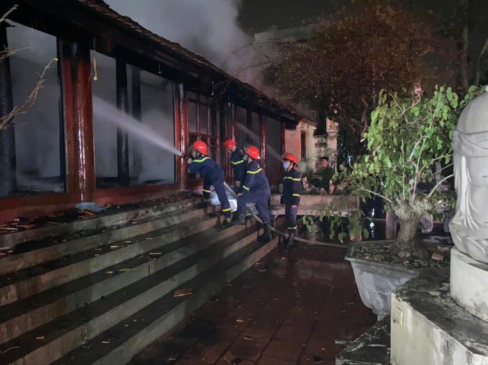 Cháy chùa Vẽ ở Bắc Giang trong đêm, nhiều cổ vật bị thiêu rụi-2