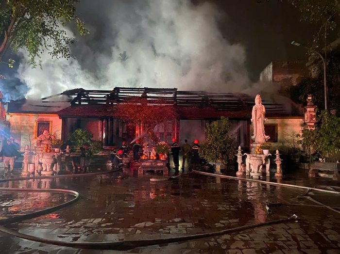 Cháy chùa Vẽ ở Bắc Giang trong đêm, nhiều cổ vật bị thiêu rụi-1