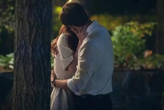 Đi du xuân đầu năm, tôi sụp đổ khi tình cờ bắt gặp chồng có hành động này với người lạ