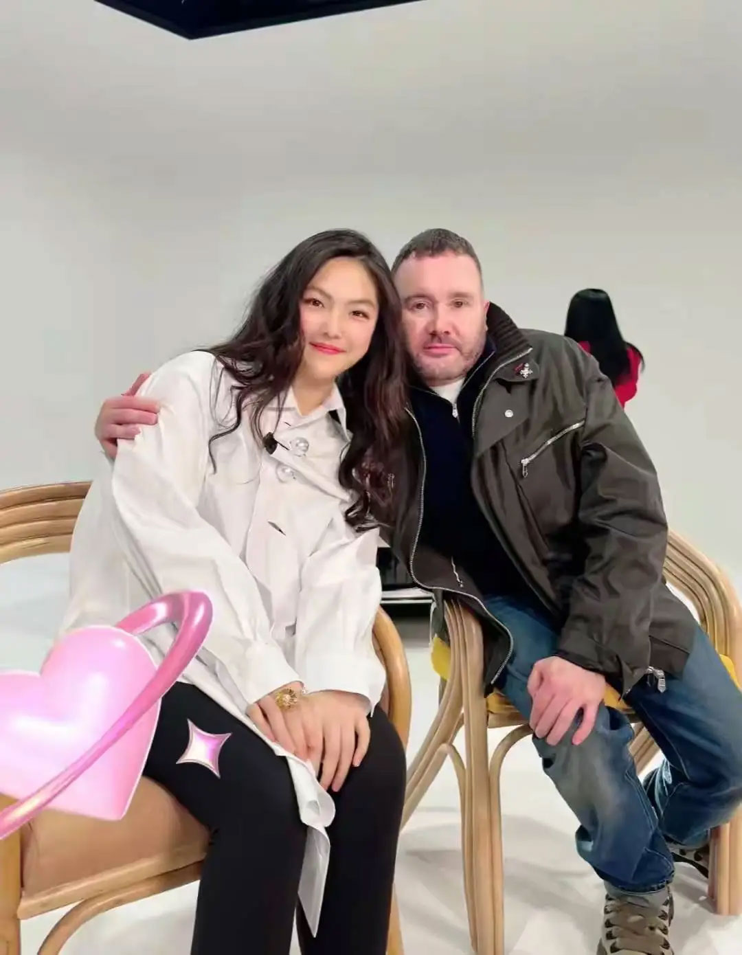 Cuộc sống trong mơ của ái nữ MC giàu nhất Cbiz: 15 tuổi được mẹ tặng Rolls-Royce, năm mới đặt mua thêm xe sang giới hạn-2