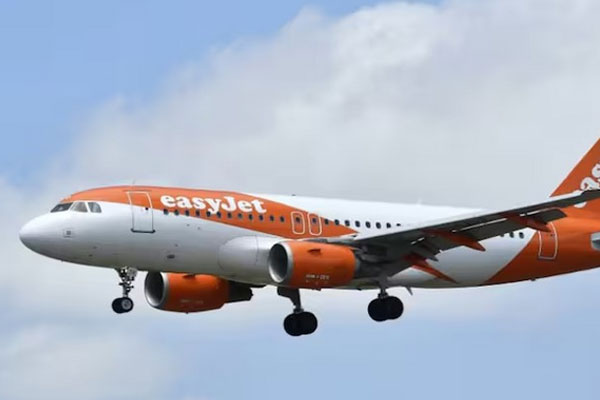 Phi công bất ngờ ngã gục, máy bay hãng EasyJet phải hạ cánh khẩn cấp-1