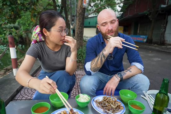 Khách Tây nếm thử món ăn 'ngượng đỏ mặt' ở Hà Nội, trầm trồ khen giòn, ngon
