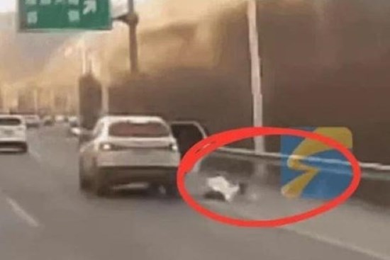 Clip: Tài xế quên khóa cửa, bé trai bất ngờ rơi khỏi ô tô giữa đường cao tốc